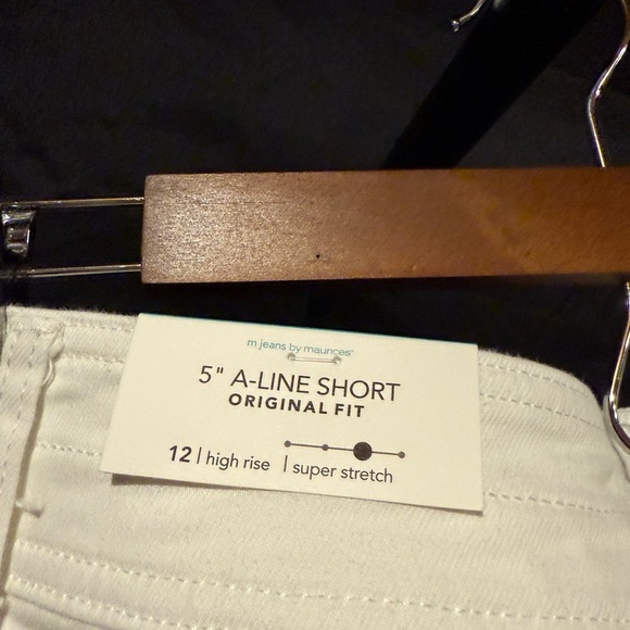 Maurices Women's 5” A-line High Rise Original Fit Super Stretch White Shorts - Picture 3 of 5